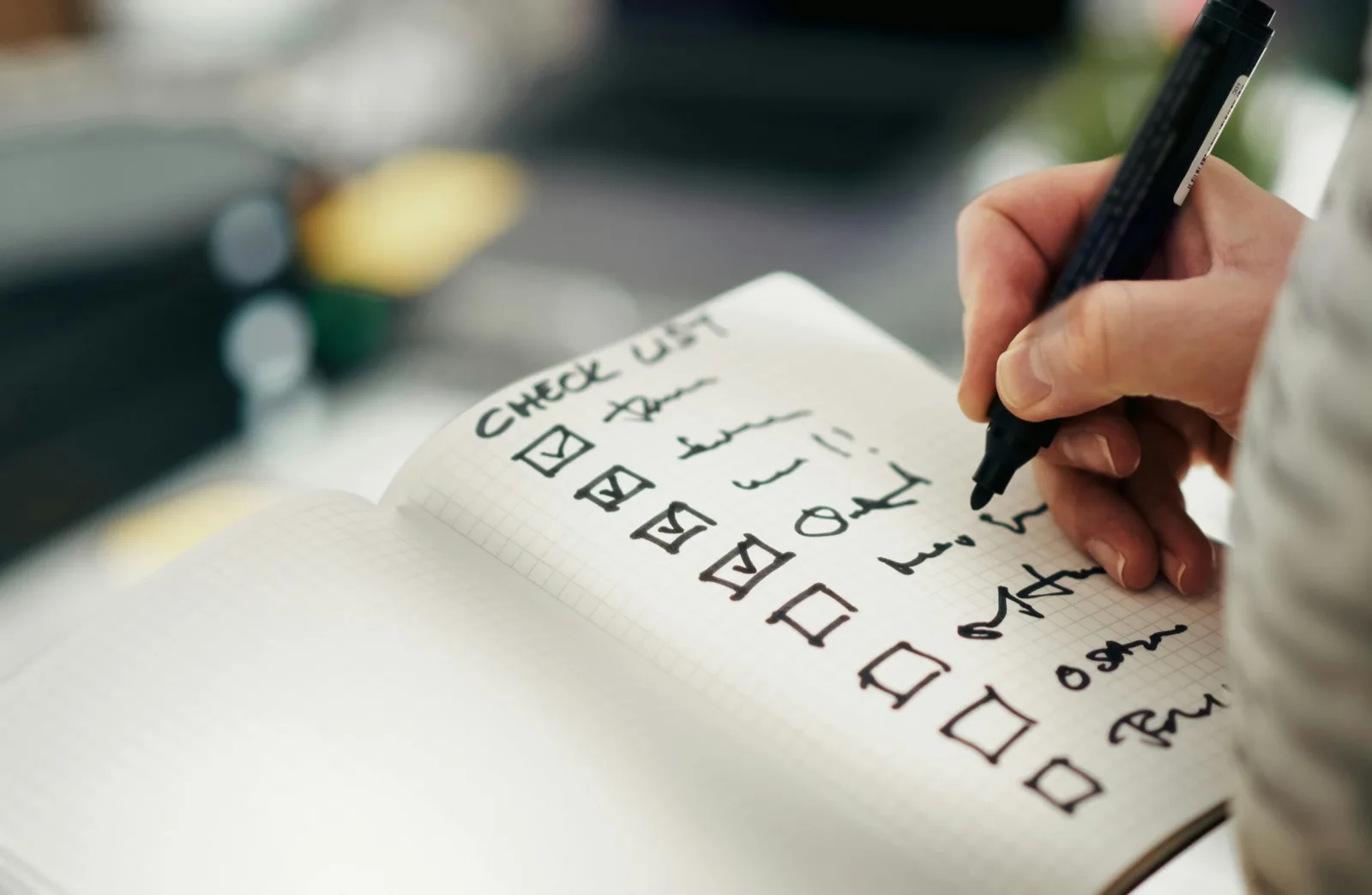 Checkliste im Notizbuch — Motiv, Menge und Termin werden abgehakt