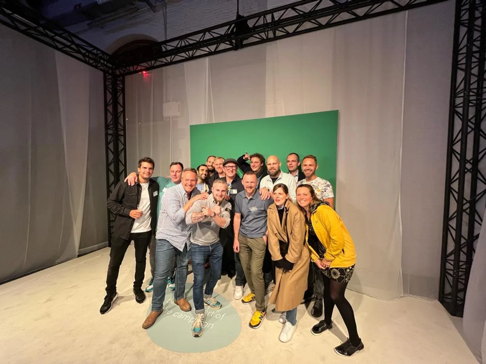 Gruppenfoto vor einer grünen Studiowand