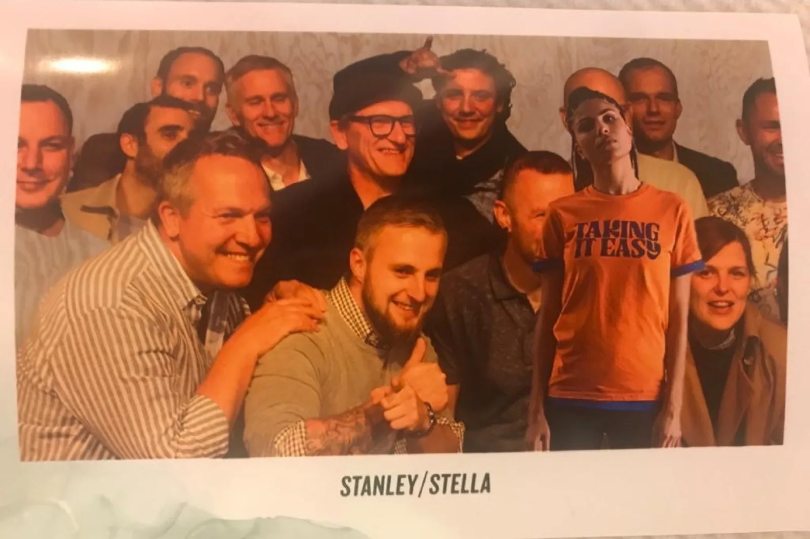 Gerahmtes Gruppenfoto eines Textilherstellers an einer Wand