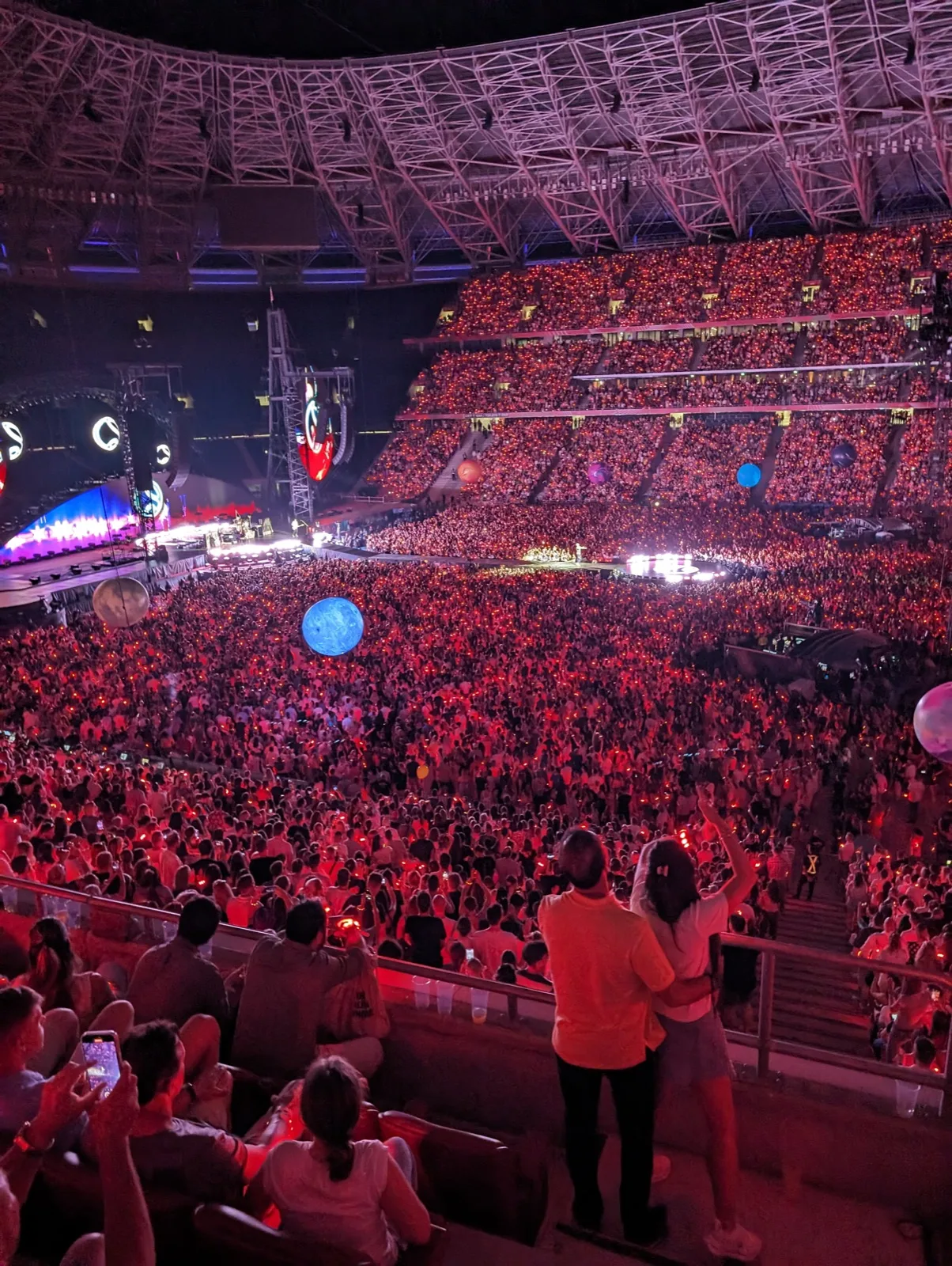 Stadioninnenraum von oben, rot ausgeleuchtete Ränge