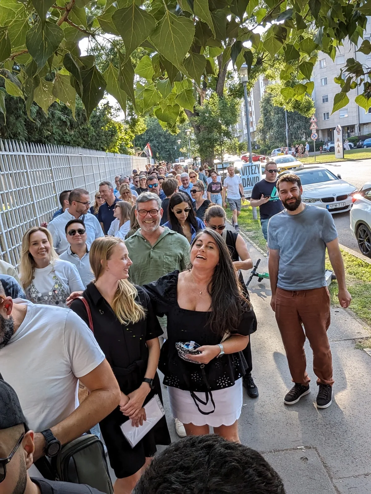 Warteschlange auf einem Gehweg an einem Sommertag