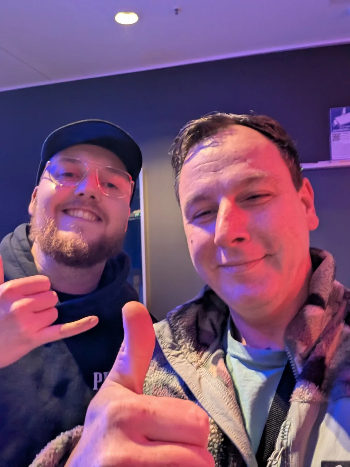 Selfie von zwei Männern, beide mit hochgestrecktem Daumen