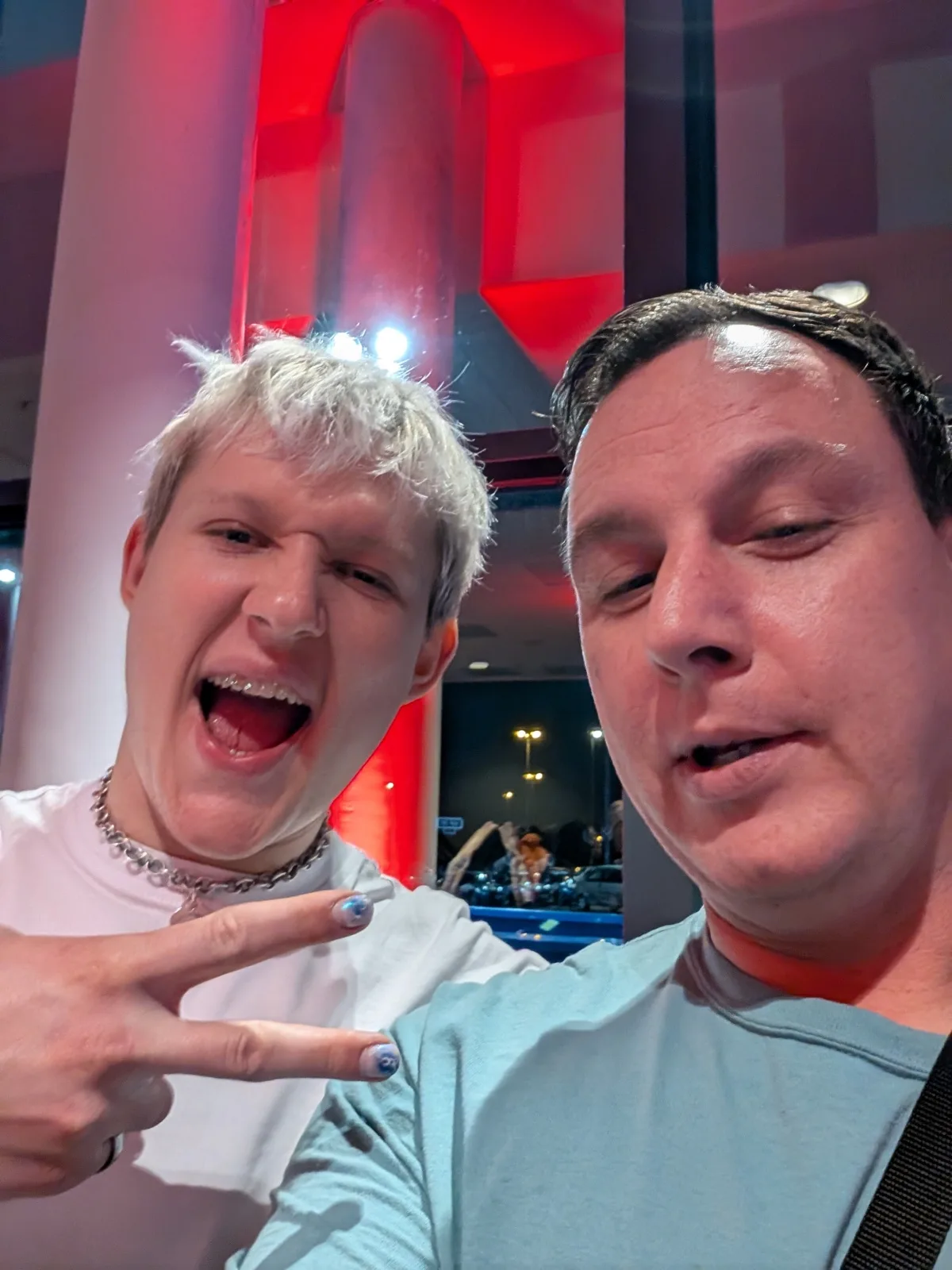 Selfie von zwei Männern in rotem Licht