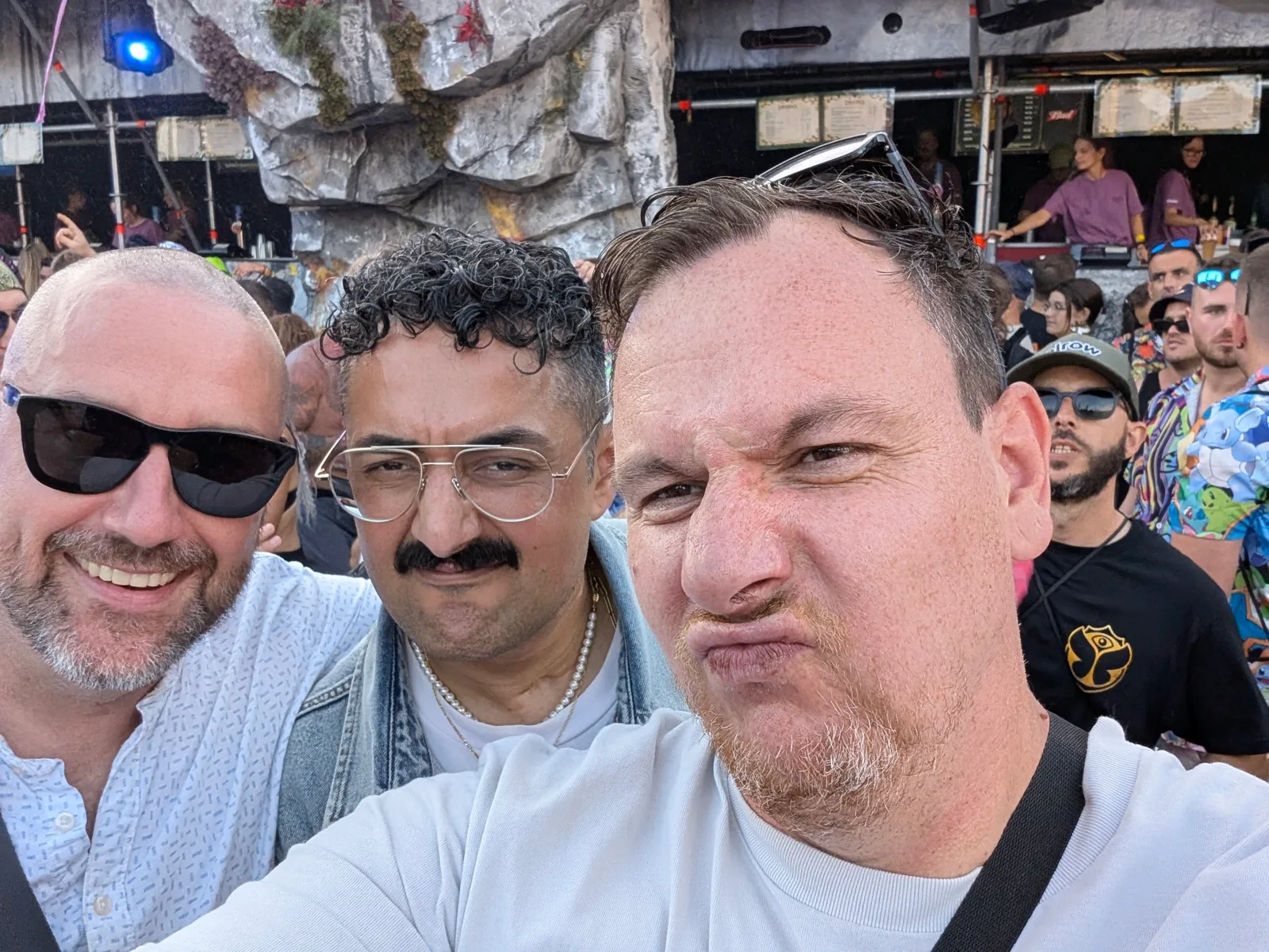 Selfie von drei Männern auf einem Festivalgelände