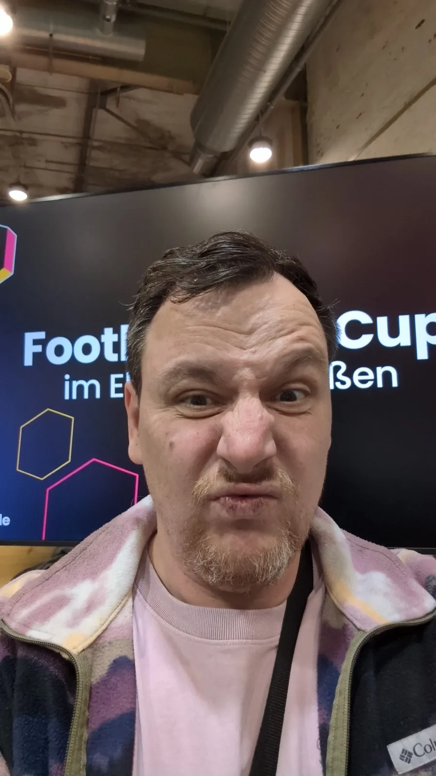 Selfie eines Mannes vor einer Messewand