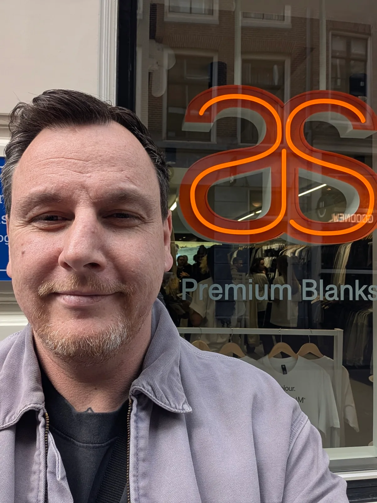 Selfie vor dem Schaufenster eines Textilhändlers