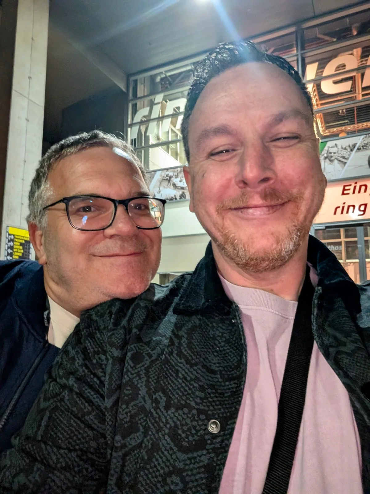 Selfie von zwei Männern vor einem Schaufenster