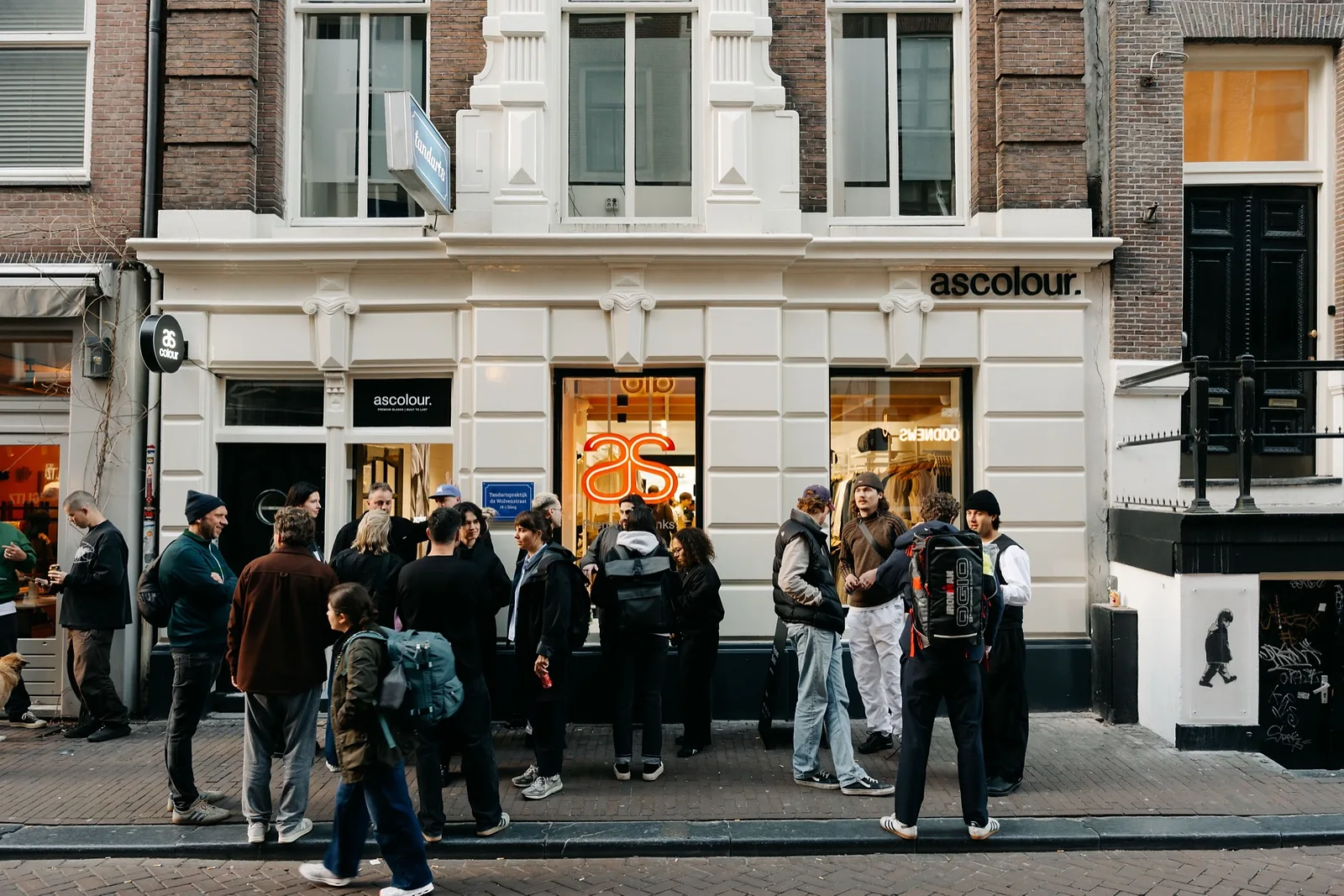 Ouverture du store à Amsterdam, avril 2026 — les Neuf Ruelles pleines à craquer.