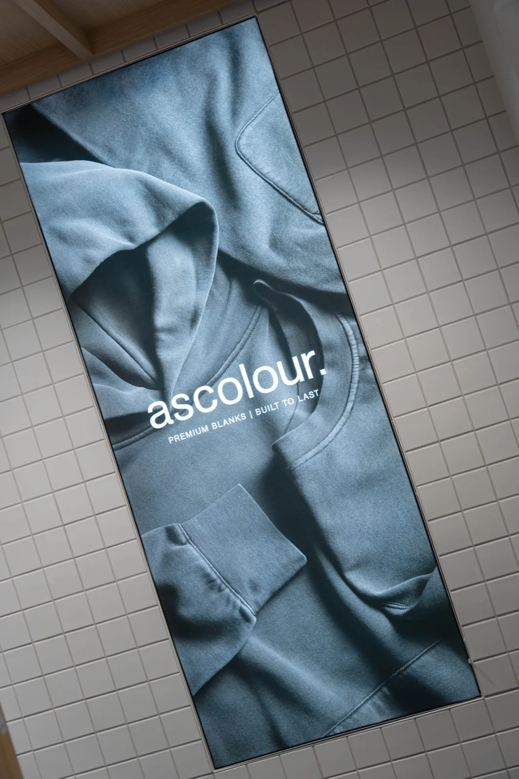 « Premium blanks — built to last ». Le message du store d’Amsterdam résume la tendance.