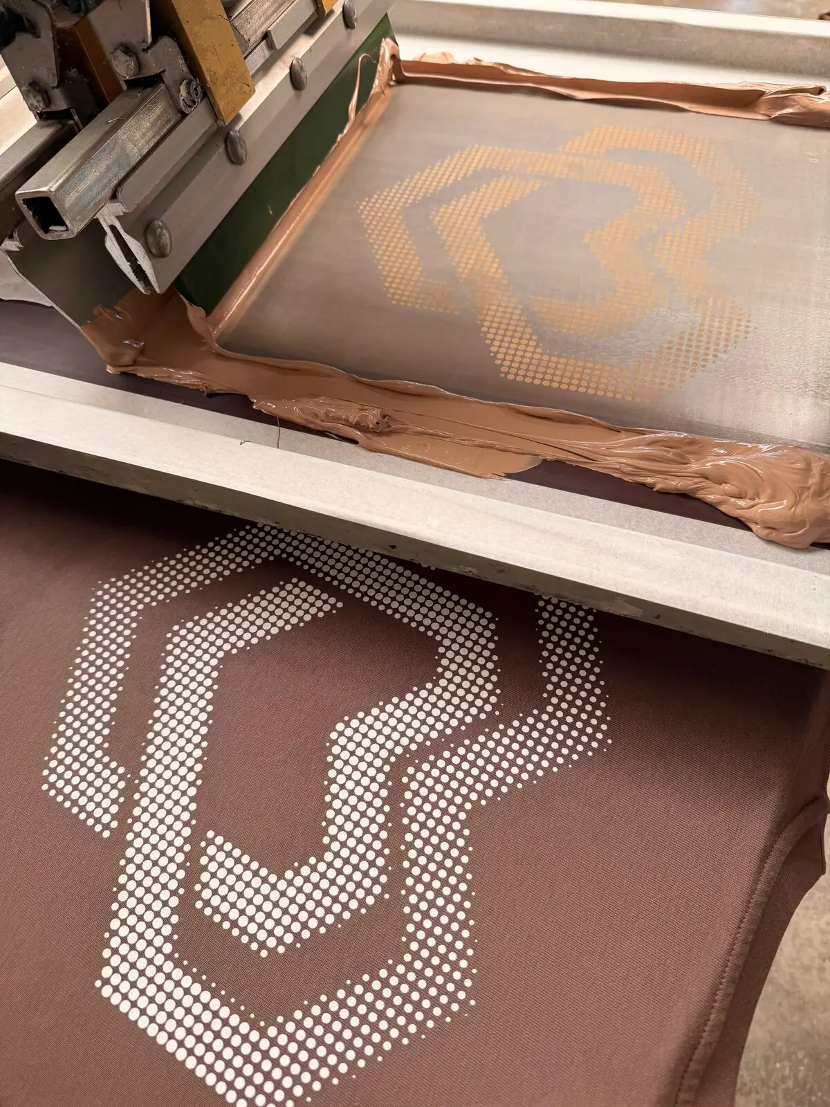 Screen above the white base: the heart as a dot pattern on a brown shirt