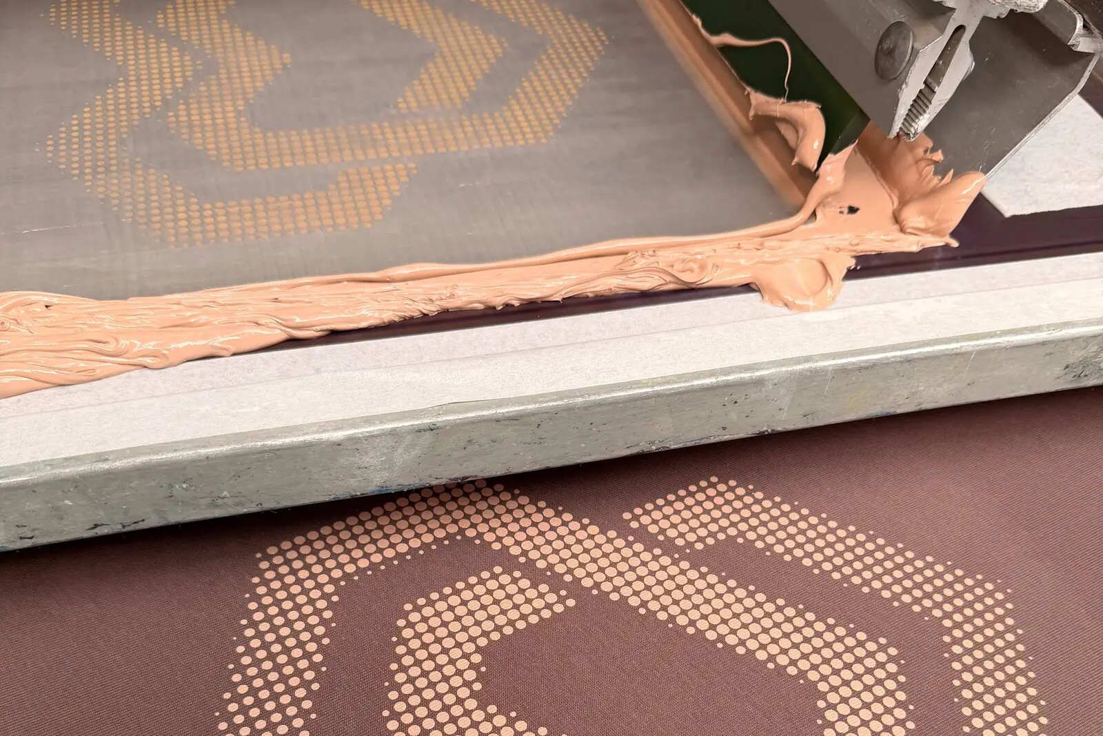 Screen with the halftone raster of the CORTELA heart for screen printing