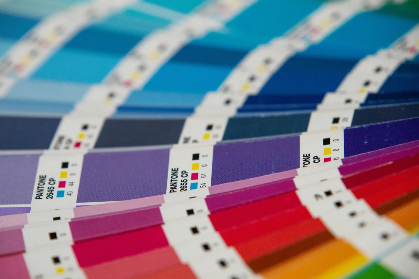 Aufgefächerter Pantone-Farbfächer