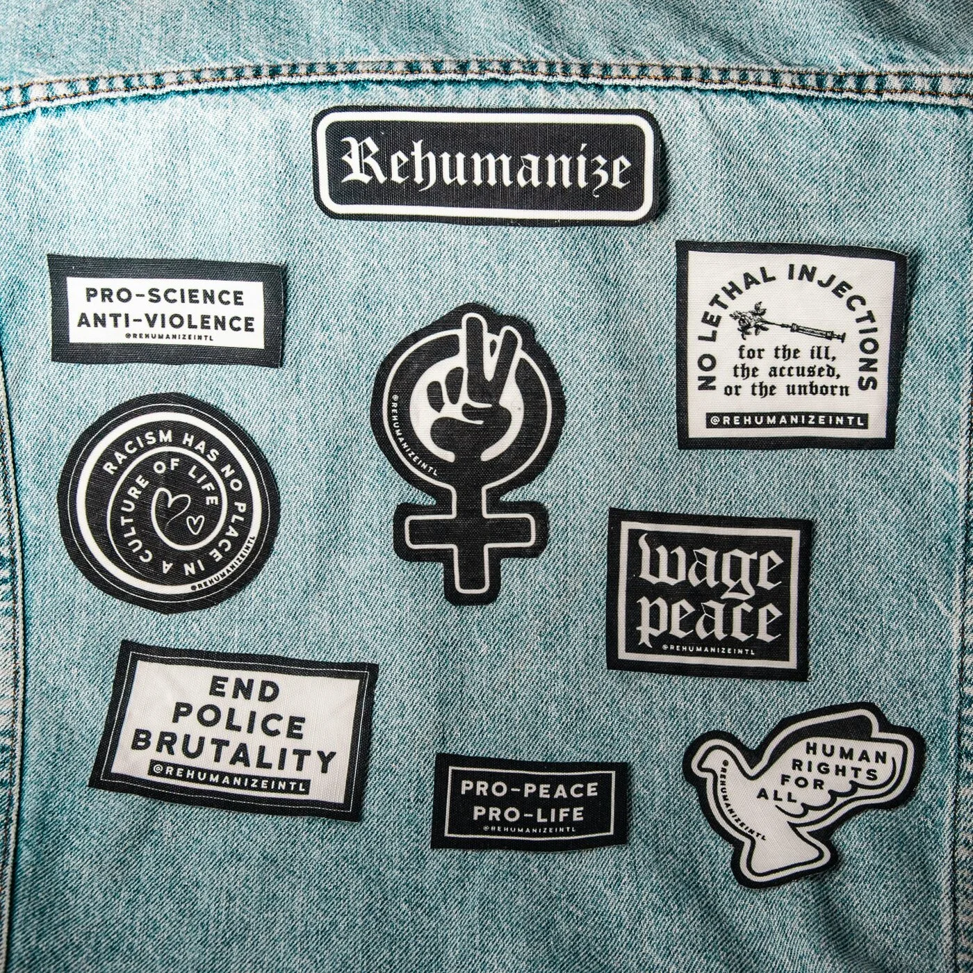 Jeansjacke mit aufgenaehten Patches und Anstecknadeln