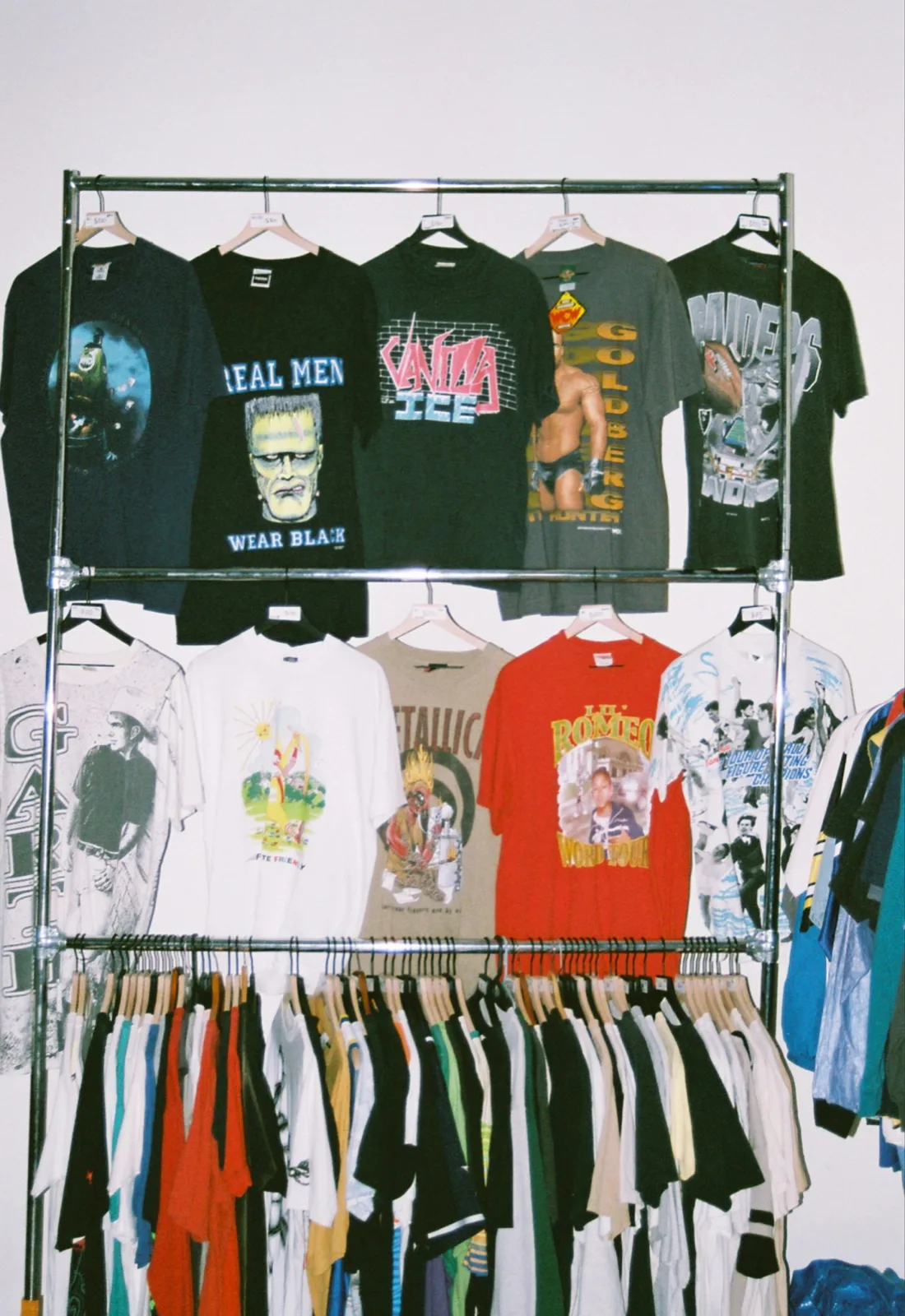 Bedruckte Bandshirts auf einem Verkaufsständer