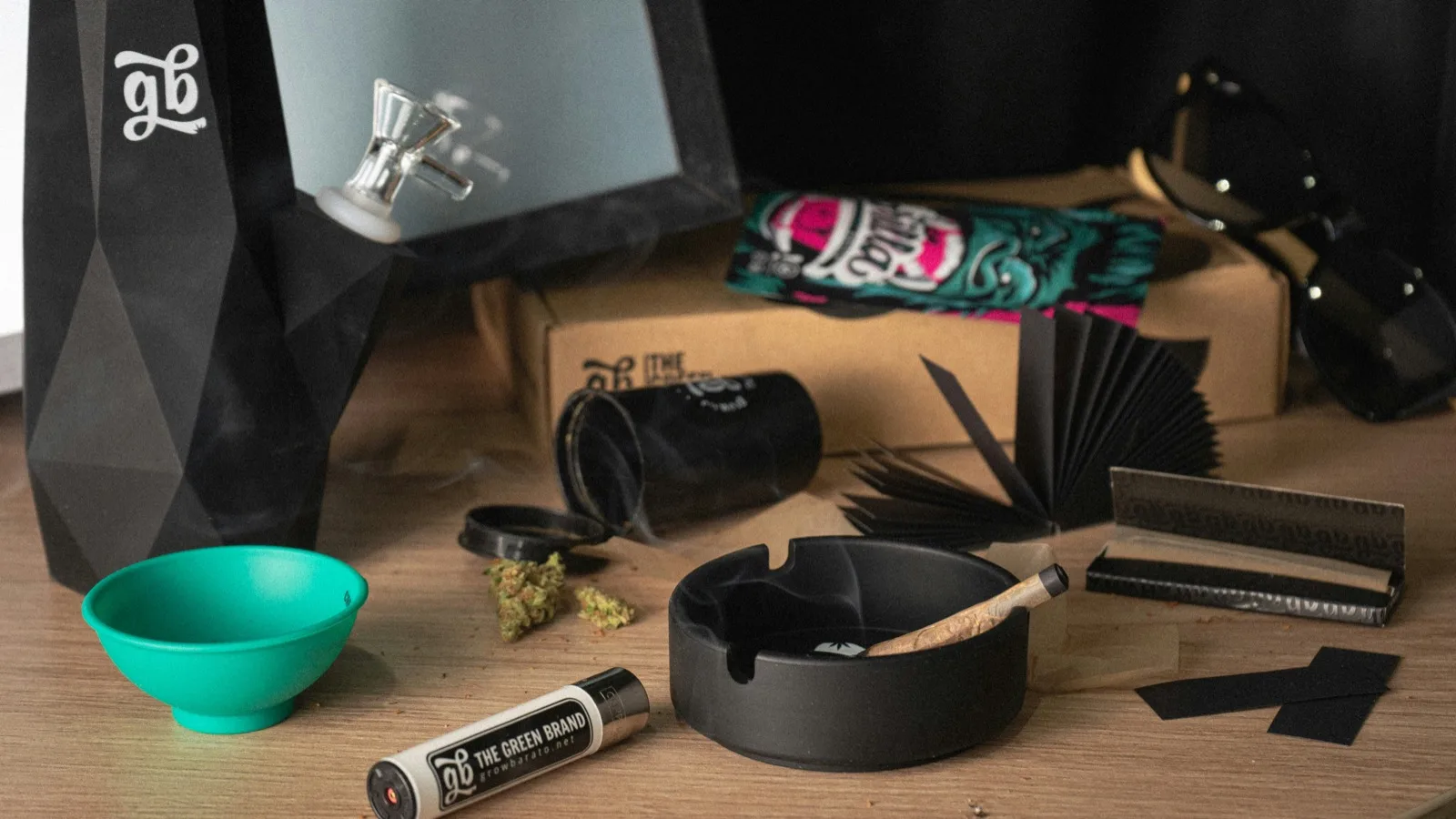 Markenpaket auf einem Holztisch: bedrucktes Zubehör, Socken und Versandkarton